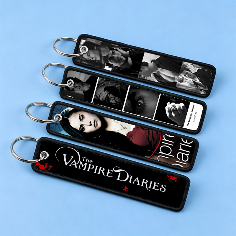 Men Accessories For Birthday Gift - Llavero de The Vampire Diaries, Etiquetas