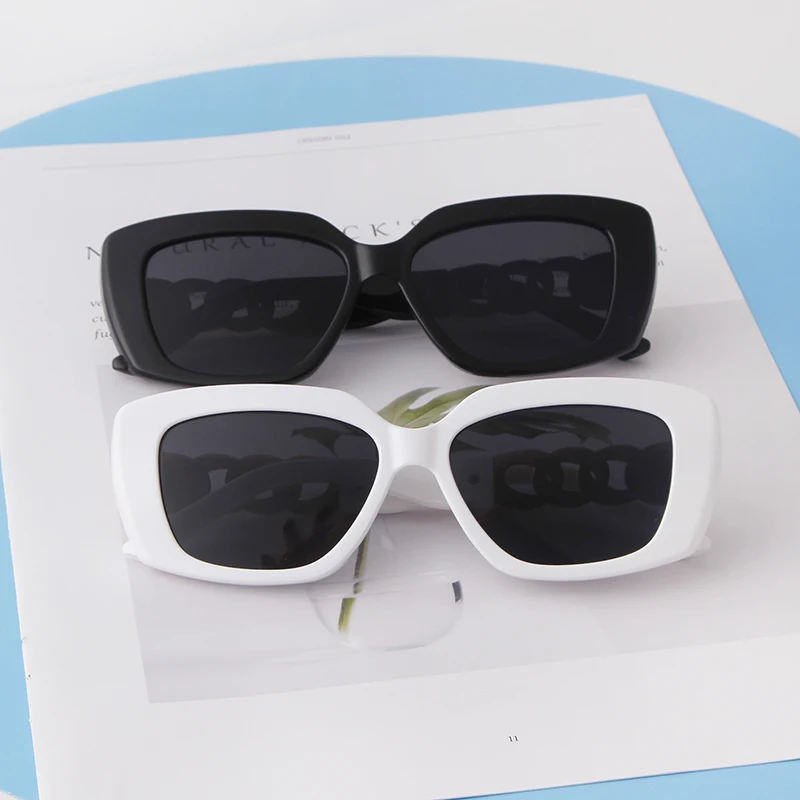 Gafas de sol cuadradas caladas - Men'S Accessories In The 90S reseña y precio